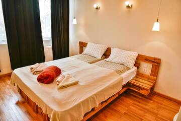 Фото номера Двухместный номер с 1 кроватью, вид на сад Гостевой дом Forest Way Guest House г. Pirdop 3
