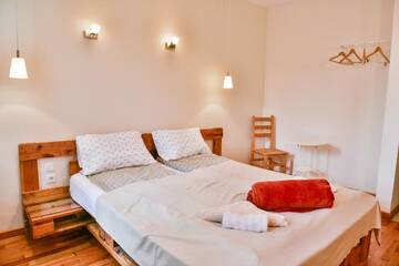 Фото номера Двухместный номер с 1 кроватью, вид на сад Гостевой дом Forest Way Guest House г. Pirdop 2